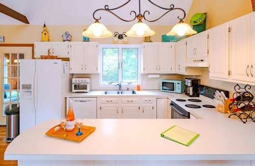 Orleans House | Beautifully Decorated 3BR Cape - Less than .5 miles to Beach! (1945)