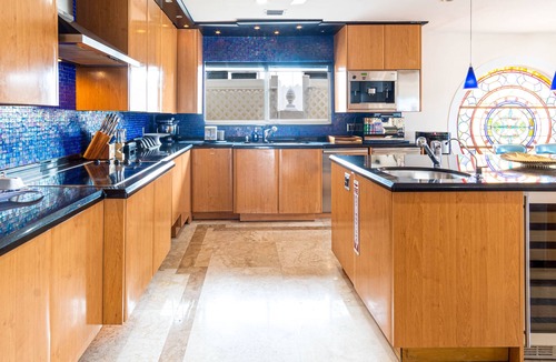 Birch Park Finger Streets Villa | Beautifully luxurious & modern house directly in front of the Beach!