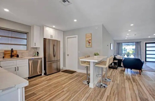 Highland Garden Villa | Beautifully Renovated Villa 10 min from the beach!