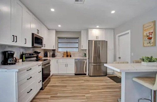 Highland Garden Villa | Beautifully Renovated Villa 10 min from the beach!
