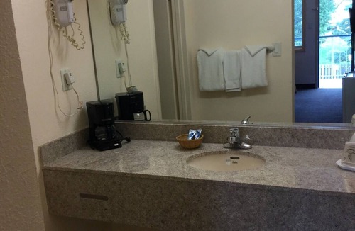 Hampton Hotel | Belmont Inn & Suites