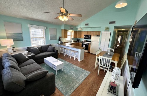 Wildwood House | Bennett Beach Bungalow w/2 King Beds