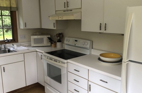 Alford Cottage | Berkshire Chalet getaway guest cottage private, dog safe & friendly.