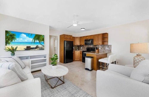 Lauderdale-by-the-Sea Apartment | Bermuda Isles Villas - Queen #17