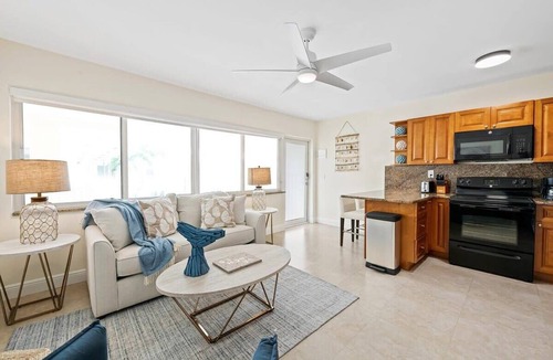 Lauderdale-by-the-Sea Apartment | Bermuda Isles Villas - Queen #20