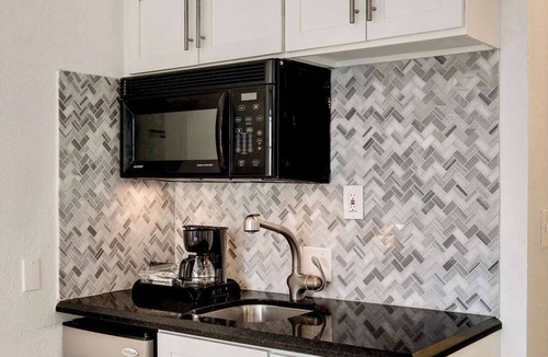 Flamingo/Lummus Condo | Best Beach Location | Wi-Fi, TV & Amenities