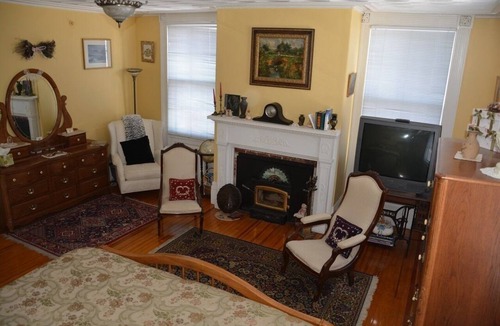 Historic Hill House | Best in-town location - Walk everywhere - Free on-site parking