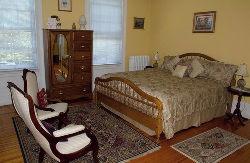 Historic Hill House | Best in-town location - Walk everywhere - Free on-site parking
