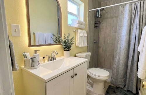 Fort Lauderdale Apartment | Best of Both Worlds peaceful close to fun spots