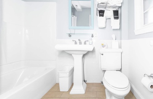 Rehoboth Beach Hotel | Best of Delaware - Fit for a QUEEN- Walk to Beach, Pet Friendly, Hot Tub, Pool