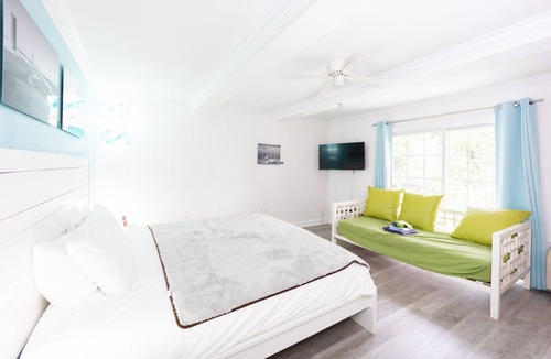 Rehoboth Beach Hotel | Best of Delaware King Bed Plus Day Bed Pool - Hot Tub - Pet Friendly - Beach