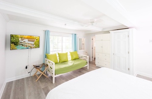 Rehoboth Beach Hotel | Best of Delaware King Bed Plus Day Bed Pool - Hot Tub - Pet Friendly - Beach