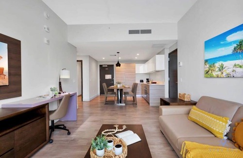 Hollywood Apartment | Best Stay–Rooftop Pool & Hot Tub|Hollywood Beach