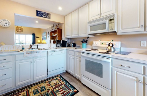 Ocean View Condo | Bethany Bay Condo Overlooking the Bay w/Shared Pool, Private W/D, WiFi