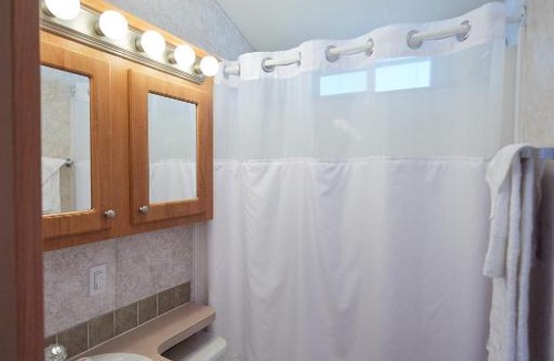 Urbanna House | Bethpage Two-Bedroom Cottage 9