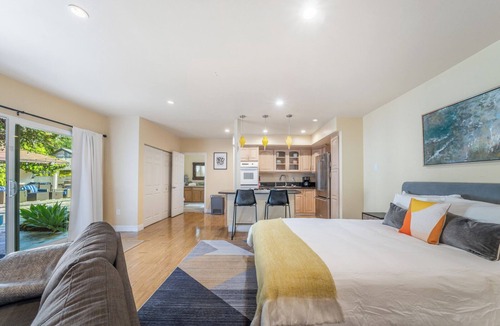 Beverly Hills Hotel | Beverly Hills 12BR Pool Hot Tub 2 Guest Homes BBQ