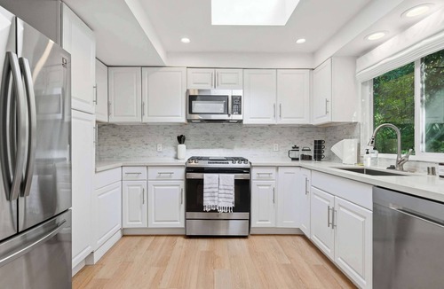Beverly Glen House | Beverly Hills 2BR | Pool & Views | C&C