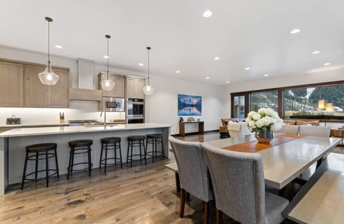 Whitefish Villa | Big Mountain Haus, ski in/out.7BD 5.5BA, Hot Tub & Dry Sauna! Sleeps 22!