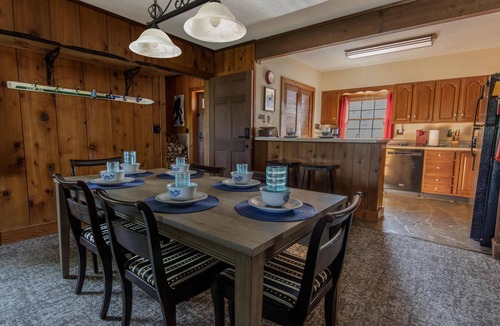 Edray House | "Bigfoot Bungalow" Dog-friendly oasis - Right next to the bike trails!
