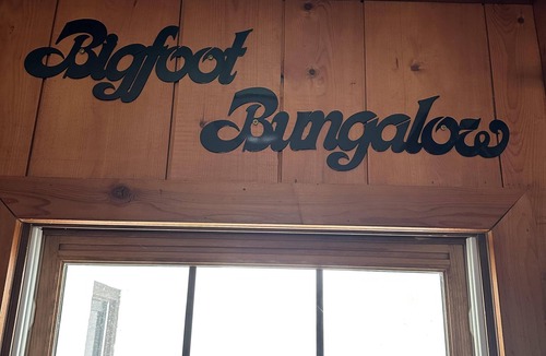 Edray House | "Bigfoot Bungalow" Dog-friendly oasis - Right next to the bike trails!
