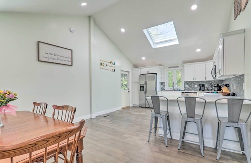 Centerville Cottage | Bike to Beach: Centerville Home w/Deck!