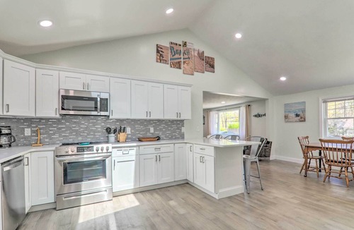 Centerville Cottage | Bike to Beach: Centerville Home w/Deck!