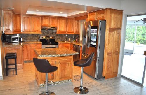 Coral Ridge Isles House | Bike to the beach, walk to restaurants, heated pool, secluded