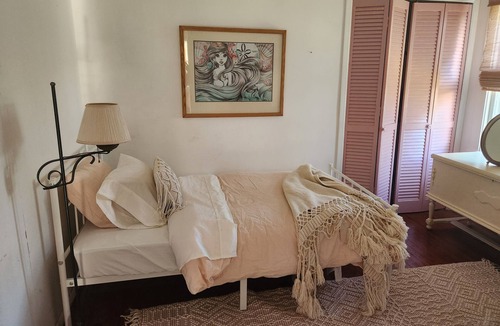 Ewell House | Bizzys Bungalow, 2 bedroom with wifi and golf cart