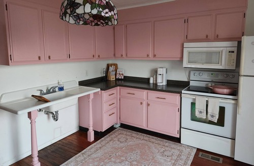 Ewell House | Bizzys Bungalow, 2 bedroom with wifi and golf cart