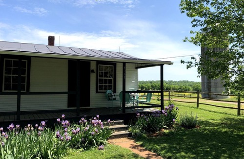 Oakpark Cabin | Bloomingdale Honeymoon Cabin Vintage Retreat with Mountain Views