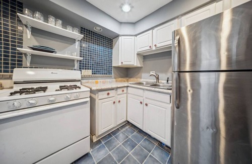 Cuyahoga County House | Blue Bayou 3 bedroom 2 bath in South Cleveland king bed up to 8 guests