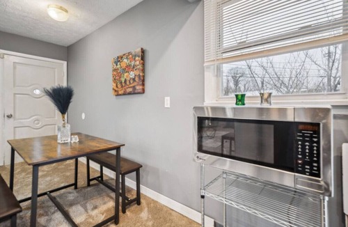 Cuyahoga County House | Blue Bayou 3 bedroom 2 bath in South Cleveland king bed up to 8 guests
