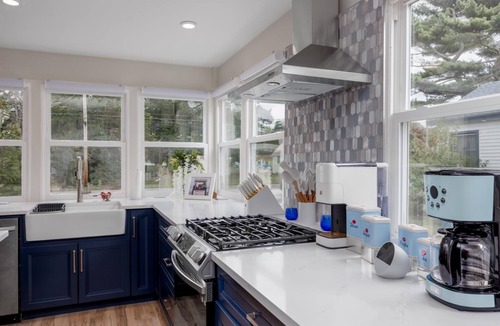 Villas House | Blue Bird Cottage. Steps from the Bay, Complete with an INGROUND POOL and PET FRIENDLY!