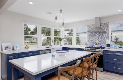 Villas House | Blue Bird Cottage. Steps from the Bay, Complete with an INGROUND POOL and PET FRIENDLY!