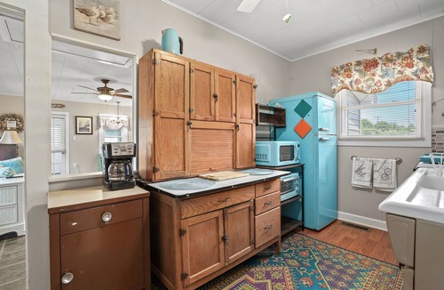 Chincoteague Cottage | Blue Crab Bungalow | In-Town Chincoteague Retreat w/Enclosed Porch, EV Charger & Pet Friendly