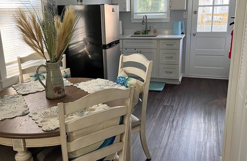 Del Haven Cottage | Blue Haven Cottage, walking distance to the beaches along the Bay. Pet Friendly