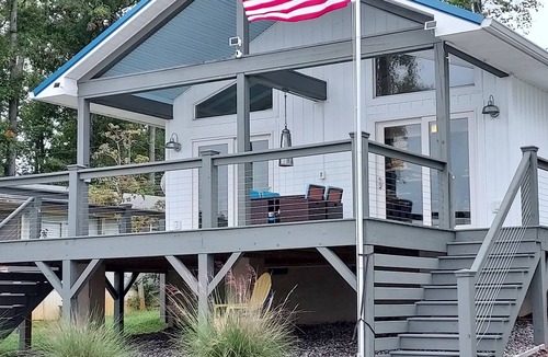 Southmont House | Blue View charming lakeside cottage with large deck and beautiful lake views