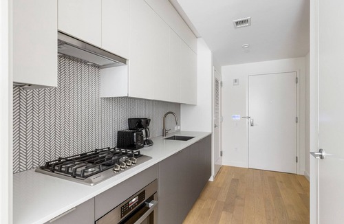 Chelsea Apartment | Blueground | Chelsea, rooftop pool, nr Madison Square Park