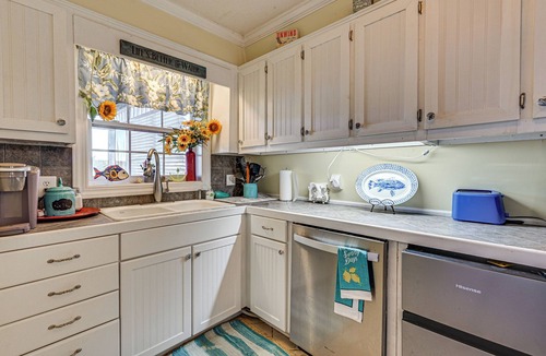 Bath House | Boat Dock & Fire Pit: Waterfront Bath Getaway!