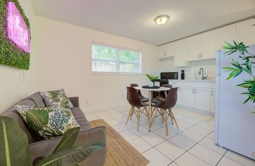 Riverside Park Apartment | Boho Studio 6 Near | BEACH | Airport | Cruiseport