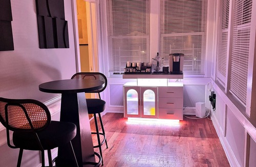 Lower Vailsburg Apartment | Bold Luxury 2BR Family Haven Close to Everything