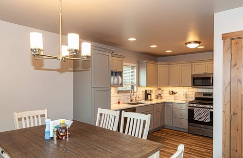 Somers Cottage | BOOK NOW AND GET 2025 RATES! EXCEPTIONAL 3 BEDROOM 2 BATH CABIN IN THE WOODS!