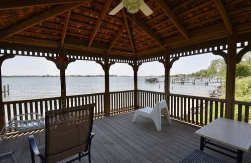 Royal Oak House | 🌊 Book Now for 15% Off. Waterfront, Dock, Hot Tub, Sandy Beach, Elevator!