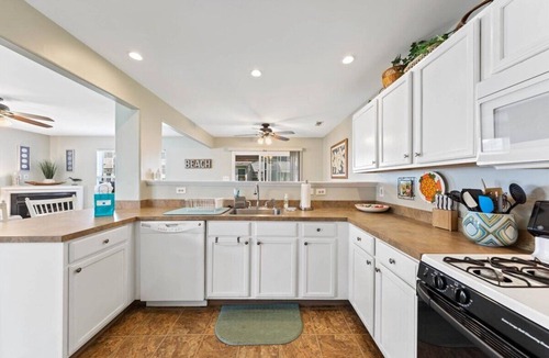 Rehoboth Beach House | BOOKING SUMMER 2026 NOW! REHOBOTH BEACH 5 BDR, SLEEPS 10+, <2 MILES FROM BEACH