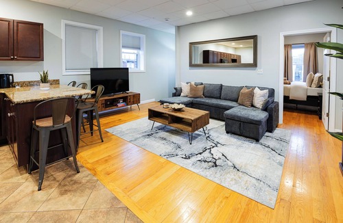 Central-Maverick Square - Paris Street Apartment | Boston Getaway, Close to Airport