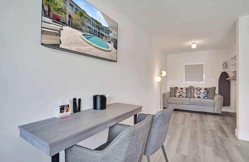 Galt Mile Apartment | Botanica Deluxe King Room in Fort Lauderdale