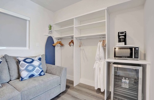 Galt Mile Apartment | Botanica Deluxe King Room on Ocean Blvd