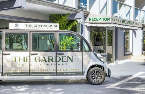 Galt Mile Apartment | Botanica Deluxe King Room on Ocean Blvd