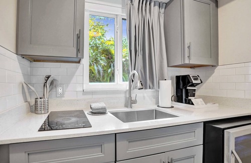 Galt Mile Apartment | Botanica Double Suite w/Kitchenette