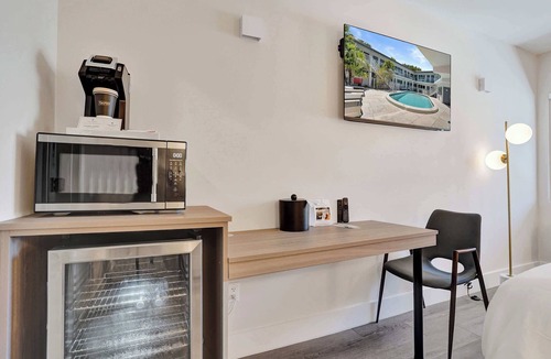 Galt Mile Apartment | Botanica King Hideaway in Fort Lauderdale
